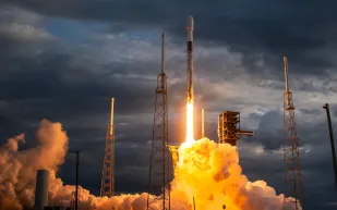 20 قمرًا من "ستارلينك" على وشك الاحتراق بسبب عطل صاروخ "فالكون 9"