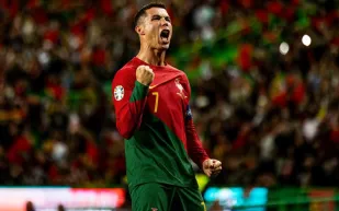 ليلة دموع رونالدو.. ورد فعل والدته خلال مباراة البرتغال وسلوفينيا (فيديو)