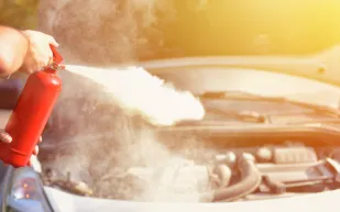 لحظات تحبس الأنفاس لرجل يقود شاحنة مشتعلة لإنقاذ المارة