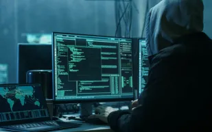 لم يفوتوا الفرصة.. القراصنة يستغلون الخلل التقني العالمي لشن هجمات إلكترونية