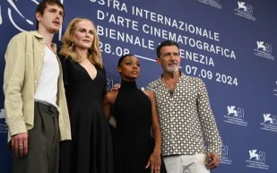 أنطونيو بانديراس ونيكول كيدمان على السجادة الحمراء لفيلم Babygirl بمهرجان فينيسيا (فيديو)