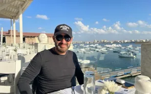 على طريقة توم كروز.. أحمد السقا يقفز من طائرة  (فيديو)