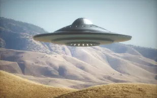 تشبه الأطباق الطائرة.. أجسام غامضة في سماء كاليفورنيا تثير جدلاً واسعًا (فيديو)