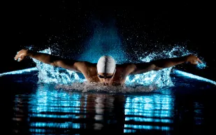 لتحظى بأكبر فائدة.. 5 استراتيجيات لتحسين الأداء في السباحة