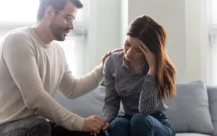 كيف تساعد زوجتك على التخلص من حزنها؟