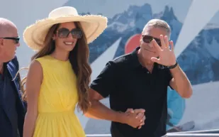 استعدادًا لعرض فيلمه.. إطلالة أنيقة لجورج كلوني وزوجته في فينيسيا (صور)