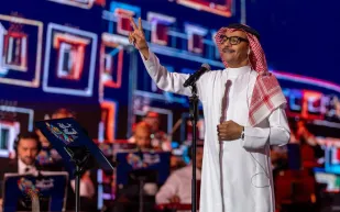 في ليلة فنية ساحرة: رابح صقر يُفاجأ بهدية مميزة في قلب أبها