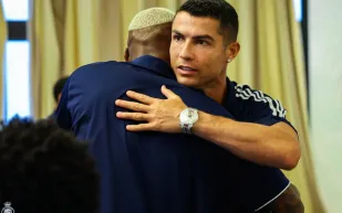 بـ1.5 مليون دولار: رونالدو يتألق بساعة ماسية نادرة في معسكر النصر (صور)