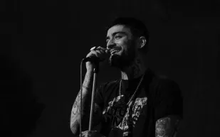 خلافًا لمظهره المعتاد.. زين مالك يترك بصمته بإطلالة جديدة (فيديو)