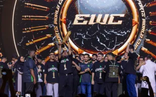 الرياض تحت الأضواء.. ولي العهد يتوج أبطال كأس الرياضات الإلكترونية (فيديو)