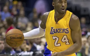 مقتنيات كوبي براينت تستمر في تحقيق أرباح طائلة: سترة الإحماء الأخيرة تباع بـ336 ألف دولار (صور)