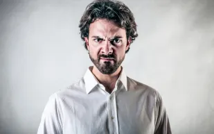 من الأكثر انفعالاً: الرجال أم النساء؟ دراسة حديثة تجيب