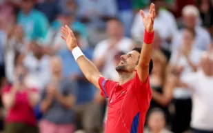 الرقصة الأخيرة: دجوكوفيتش يتوّج بذهبية التنس في أولمبياد باريس لأول مرة في تاريخه (فيديو)