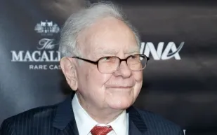 دروس من حياة حكيم أوماها.. ماذا تعلمنا وصية وارن بافيت؟