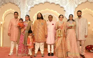 بسعر 60 ألف دولار.. زوجة "موكيش أمباني" تشرب أغلى ماء في العالم!