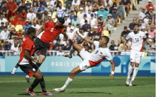 المغرب يحصد  أول ميدالية عربية في تاريخ الكرة ضمن الألعاب الأولمبية (فيديو)