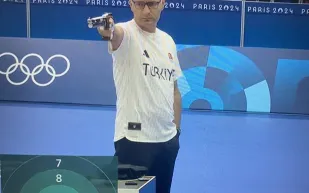 بلا أدوات وقاية: عجوز تركي يسرق الأضواء في أولمبياد باريس ويحصد فضية بيد واحدة (فيديو)