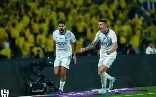 شاهد.. الهلال يتوج بكأس السوبر السعودية برباعية في النصر