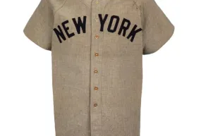 يُتوقع وصول سعره إلى 7 مليون دولار.. عرض قميص "لو جيريج" للبيع في مزاد الشهر المقبل