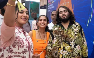 هدية ثمينة تنفي إنفصال "أنانت أمباني" و"راديكا ميرشانت"!