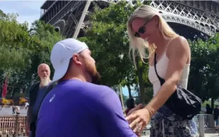 لحظة أولمبية رومانسية: رامي جلة أمريكي يفاجئ حبيبته بطلب زواج أمام برج إيفل