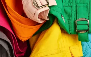 للرجل الأنيق: أفضل أثواب السباحة من أشهر الماركات العالمية