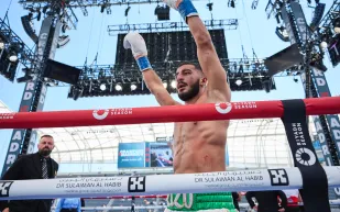 "زياد المعيوف" يحقق انتصاراً تاريخياً في نزال موسم الرياض الدولي بـ"لوس أنجلوس"