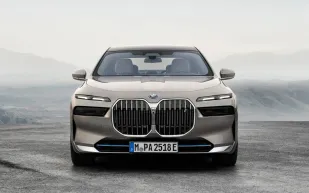 تصميم لا يقاوم وأداء أسطوري: اكتشف أفضل السيارات الفاخرة لعام 2024