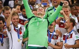 "مانويل نوير" حارس شباك المنتخب الألماني يعلن اعتزاله الدولي