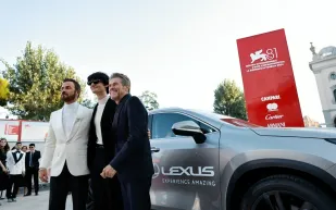 بدل التوكسيدو الكلاسيكية تبرز بقوة خلال افتتاح مهرجان فينيسيا الـ81