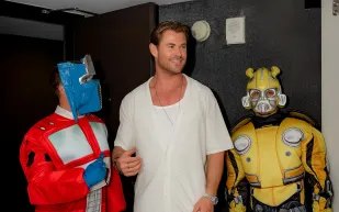 مزيج مثالي بين الراحة والأناقة: الكروشيه ملك الموضة الرجالية هذا الصيف