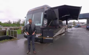 جولة داخل أغلى عربة سكنية متنقلة بقيمة 2.5 مليون دولار (فيديو)