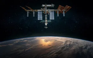 محنة في الفضاء: رائدان أمريكيان عالقان حتى 2025