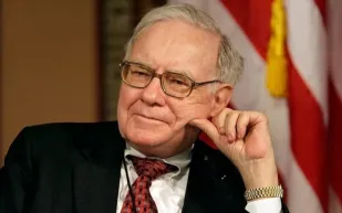 بعد بيع حصة كبيرة بأسهم أبل.. وارن بافيت يملك 277 مليار دولار سيولة نقدية