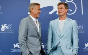 "كلوني" و"بيت" يتألقان خلال العرض الأول لفيلم 'Wolfs' بمهرجان فينيسيا