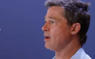  خبير تجميل يكشف سر شباب براد بيت في ظهوره الأخير علي السجادة الحمراء لفينيسيا