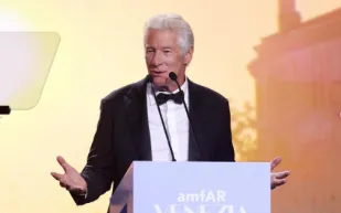 يتقدمهم ريتشارد جير.. نجوم هوليوود على السجادة الحمراء لحفل amfAR فينيسيا (صور)