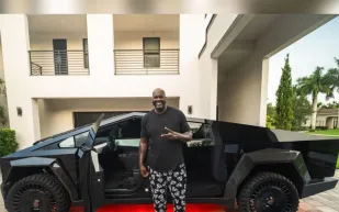 شاكيل أونيل يستلم أول تيسلا سايبرترك من ألياف الكربون في العالم (فيديو)