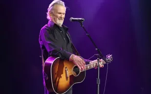 بعد وفاته .. كم تبلغ ثروة «كريس كريستوفرسون» أسطورة الموسيقى الريفية؟