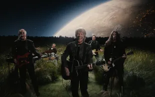 نجم الروك "جون بون جوفي" ينقذ حياة سيدة من الموت (فيديو)