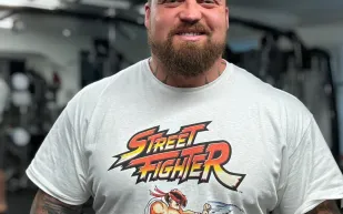 أقوى رجل في العالم يكشف سر حميته المذهلة 