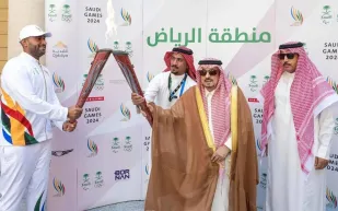 أمير منطقة الرياض يتسلم شعلة دورة الألعاب السعودية 2024 بقصر الحكم