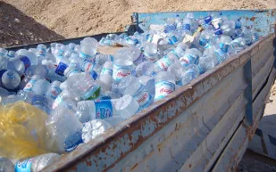 كم يأكل الإنسان من البلاستيك في الأسبوع؟