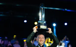 الإنجليزي "جود ترامب" يتوج ببطولة الماسترز السعودية للسنوكر