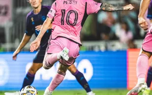 رد فعل "ميسي" على اقتحام طفل للملعب لالتقاط "سيلفي" معه (فيديو)