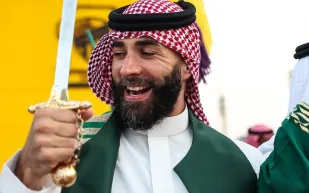 "بنزيما" يتألق بالجلباب والسيف.. احتفالاً باليوم الوطني السعودي الـ94
