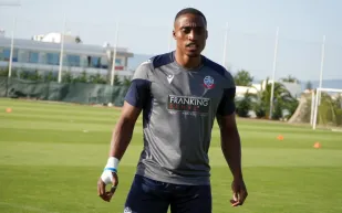 لاعب بالدوري الإنجليزي يتعرض لإصابات بالغة بعد "عطسة شديدة"