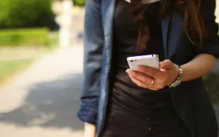 شرطة اليابان تقبض على رجل يتصل على زوجته 100 مرة يوميًا!