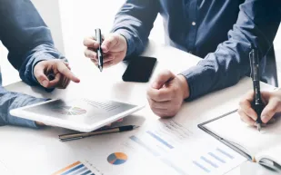 استثمر بذكاء.. كيف تختار بين المستشار البشري والمنصات الرقمية؟