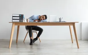 كيف نفرق بين الكسل والإرهاق؟ 10 علامات حاسمة